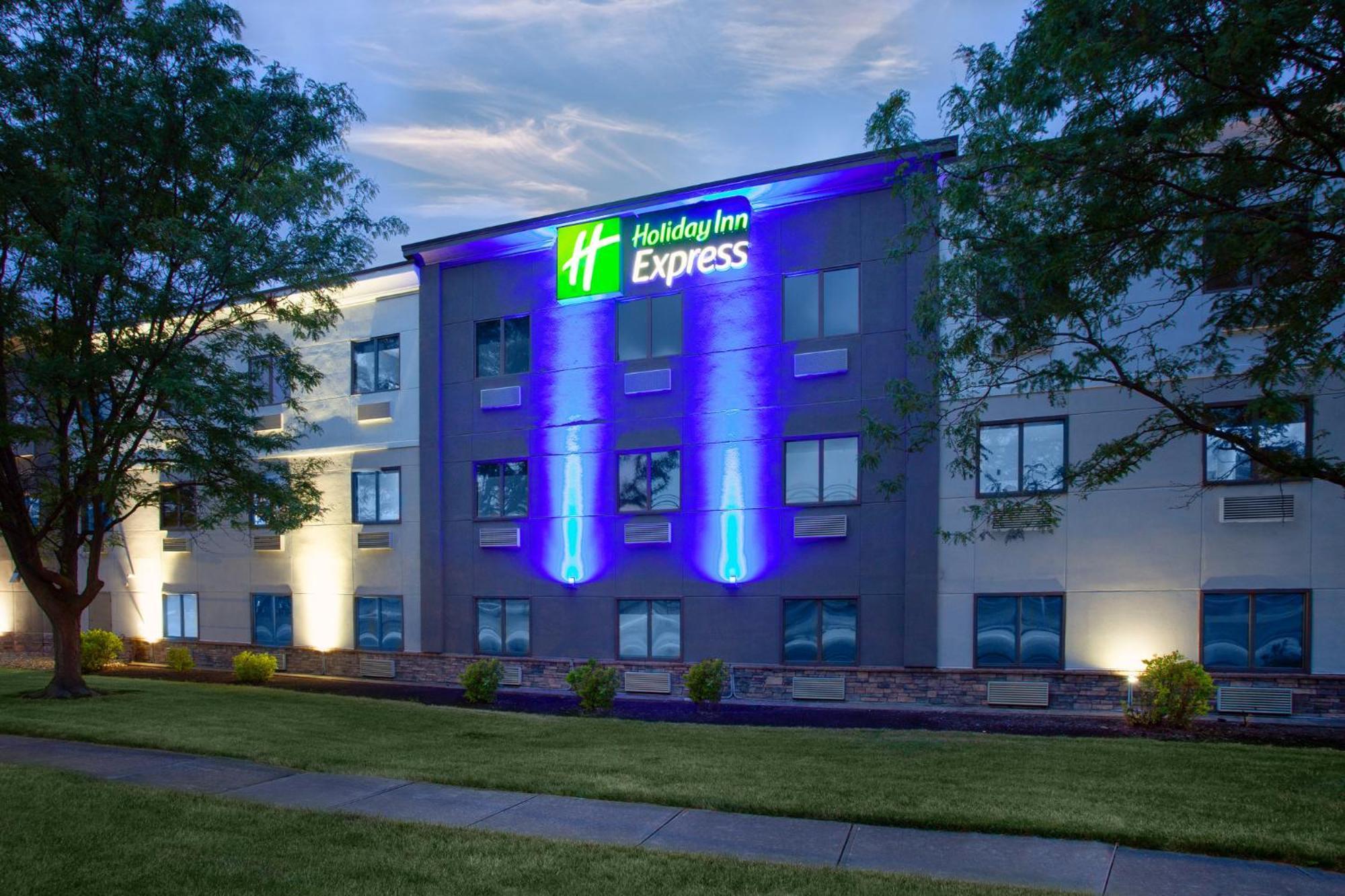 Express Cleveland Airport - By Ihg