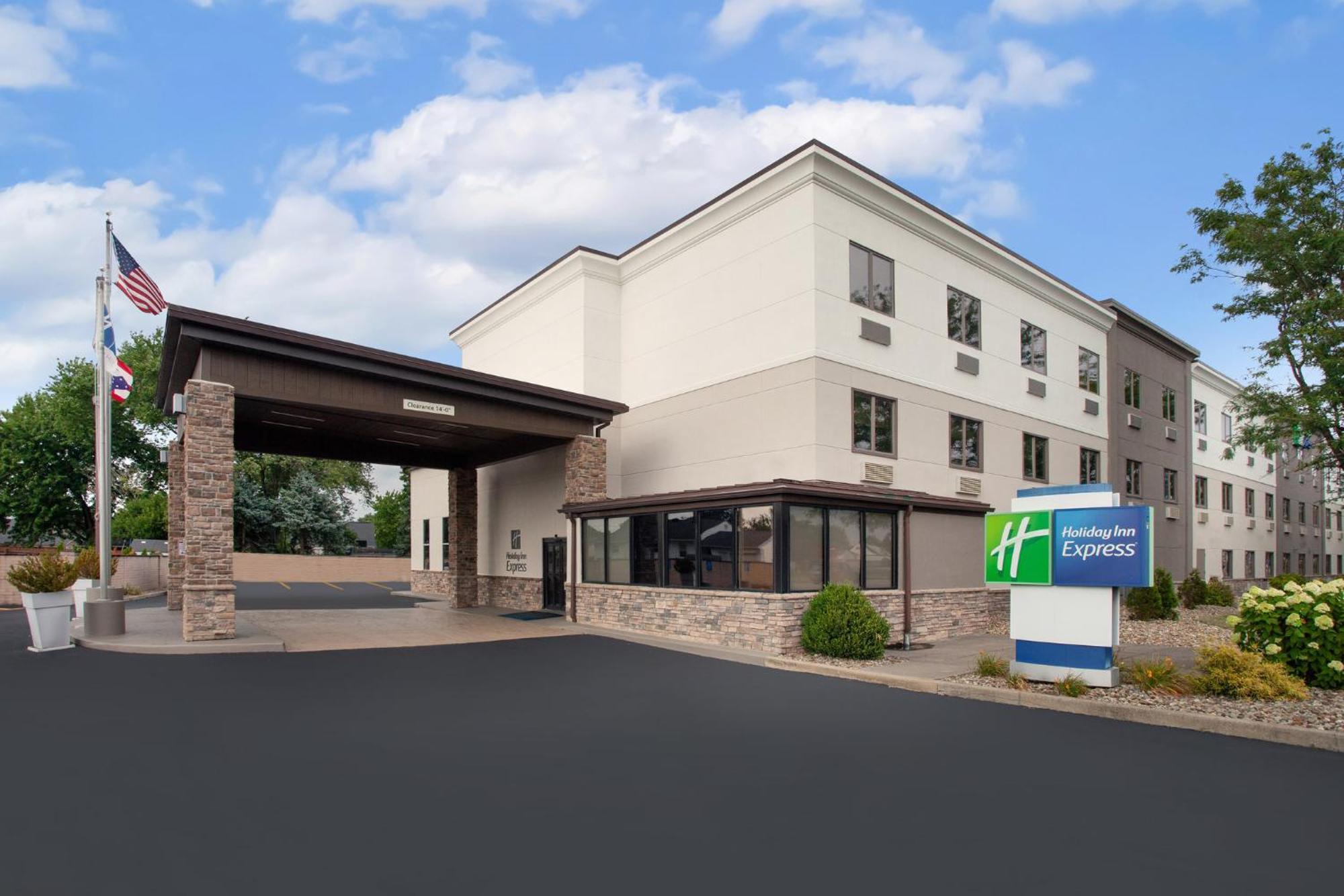 Express Cleveland Airport - By Ihg Hotel
