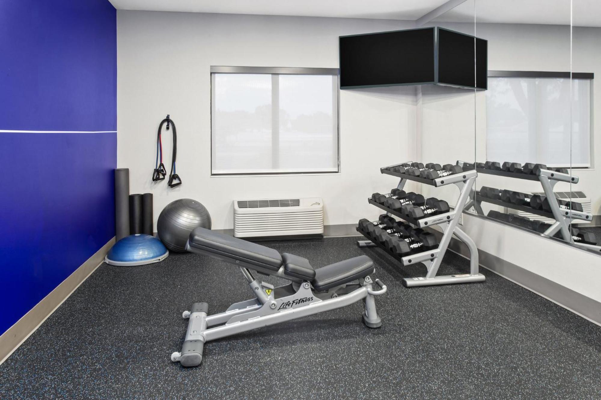 Express Cleveland Airport - By Ihg Hotel 2*