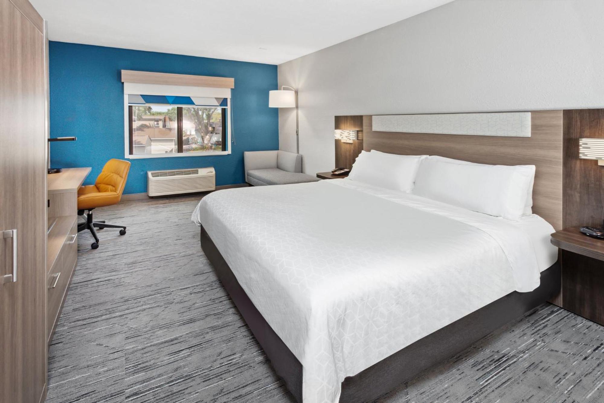 Express Cleveland Airport - By Ihg