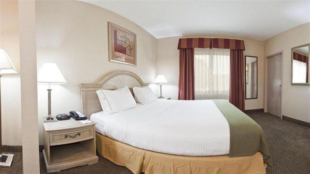 Express Cleveland Airport - By Ihg Brook Park