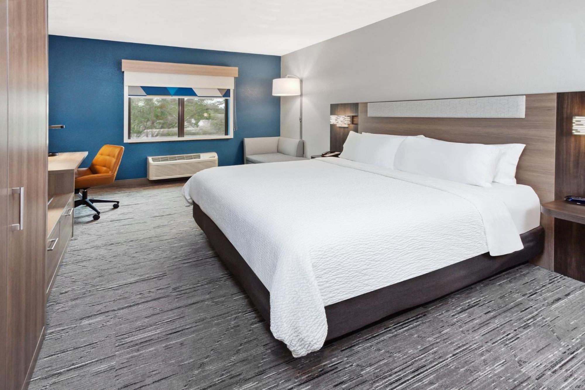 Express Cleveland Airport - By Ihg