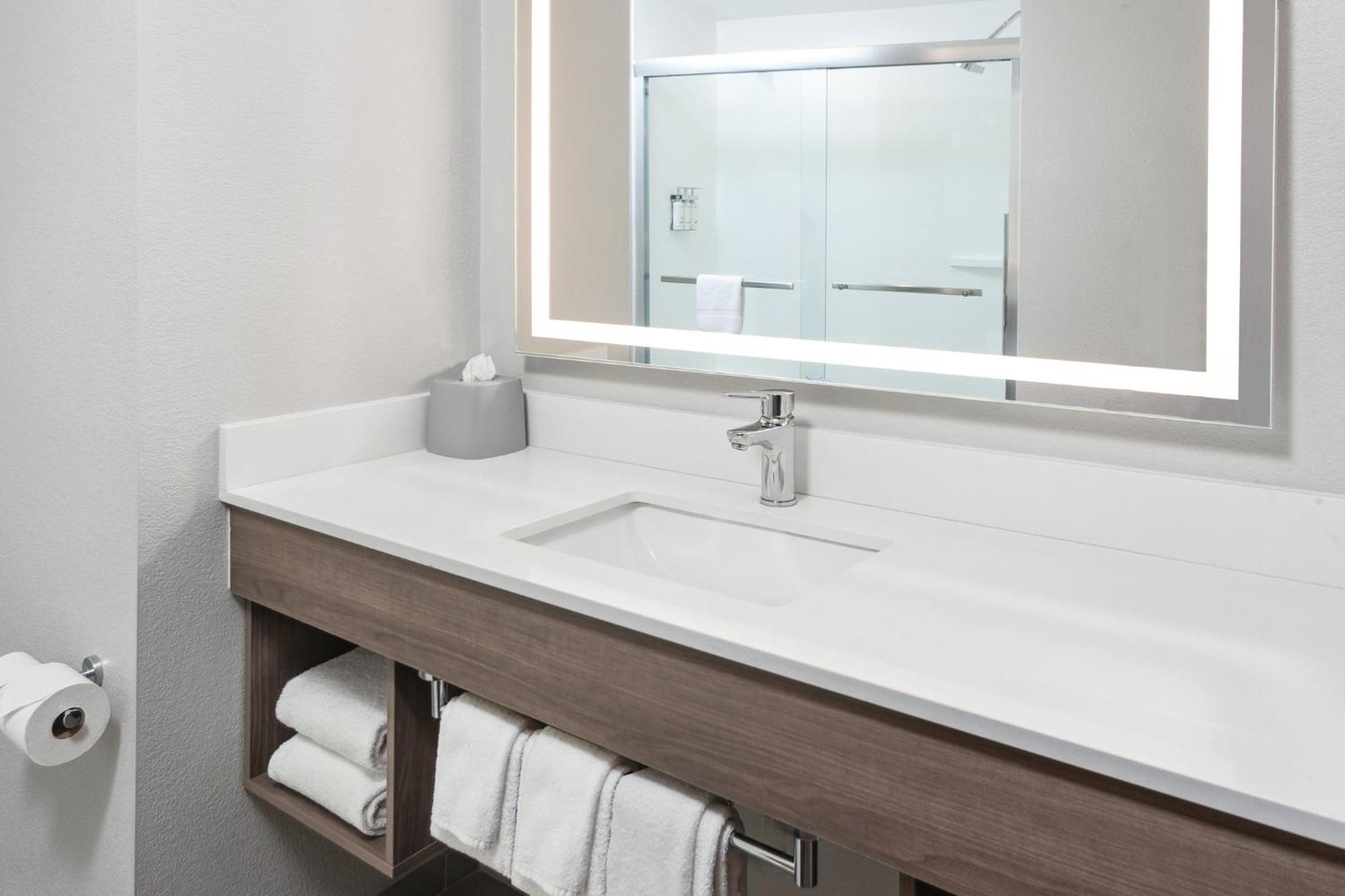 Hotel Express Cleveland Airport - By Ihg Brook Park
