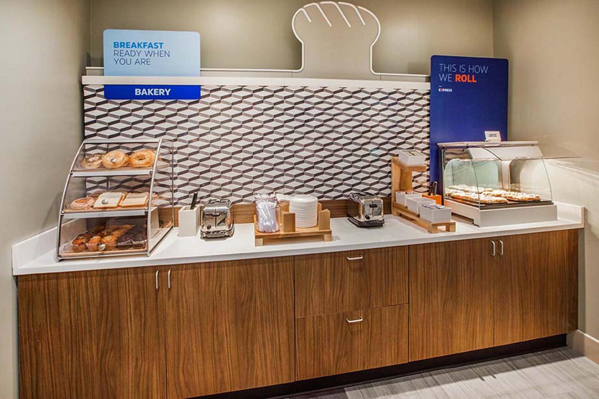 Express Cleveland Airport - By Ihg