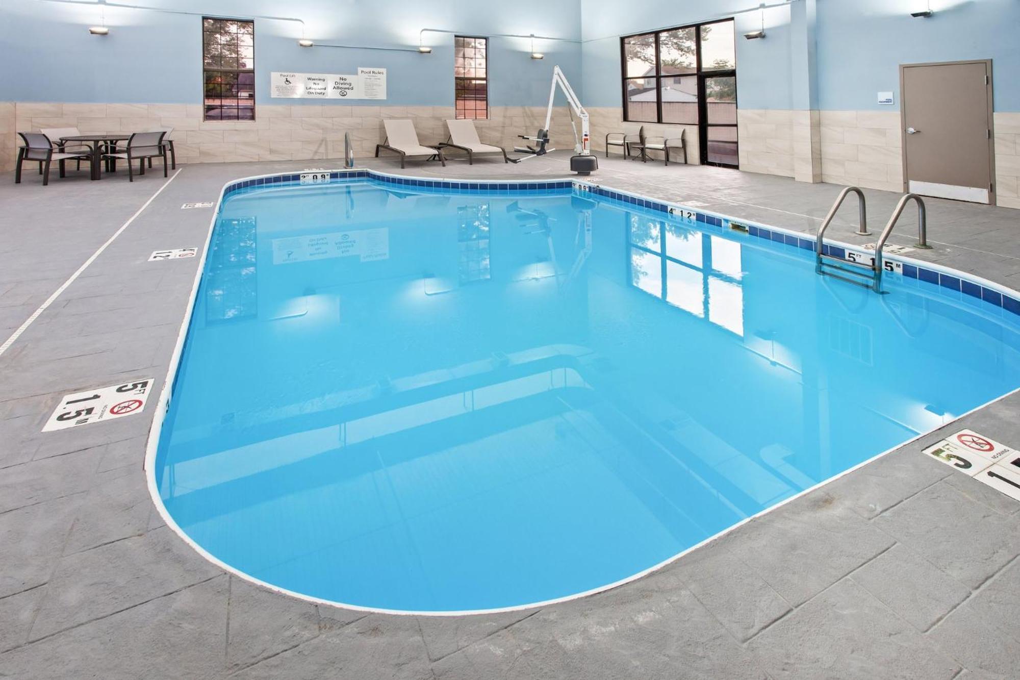 Hotel Express Cleveland Airport - By Ihg