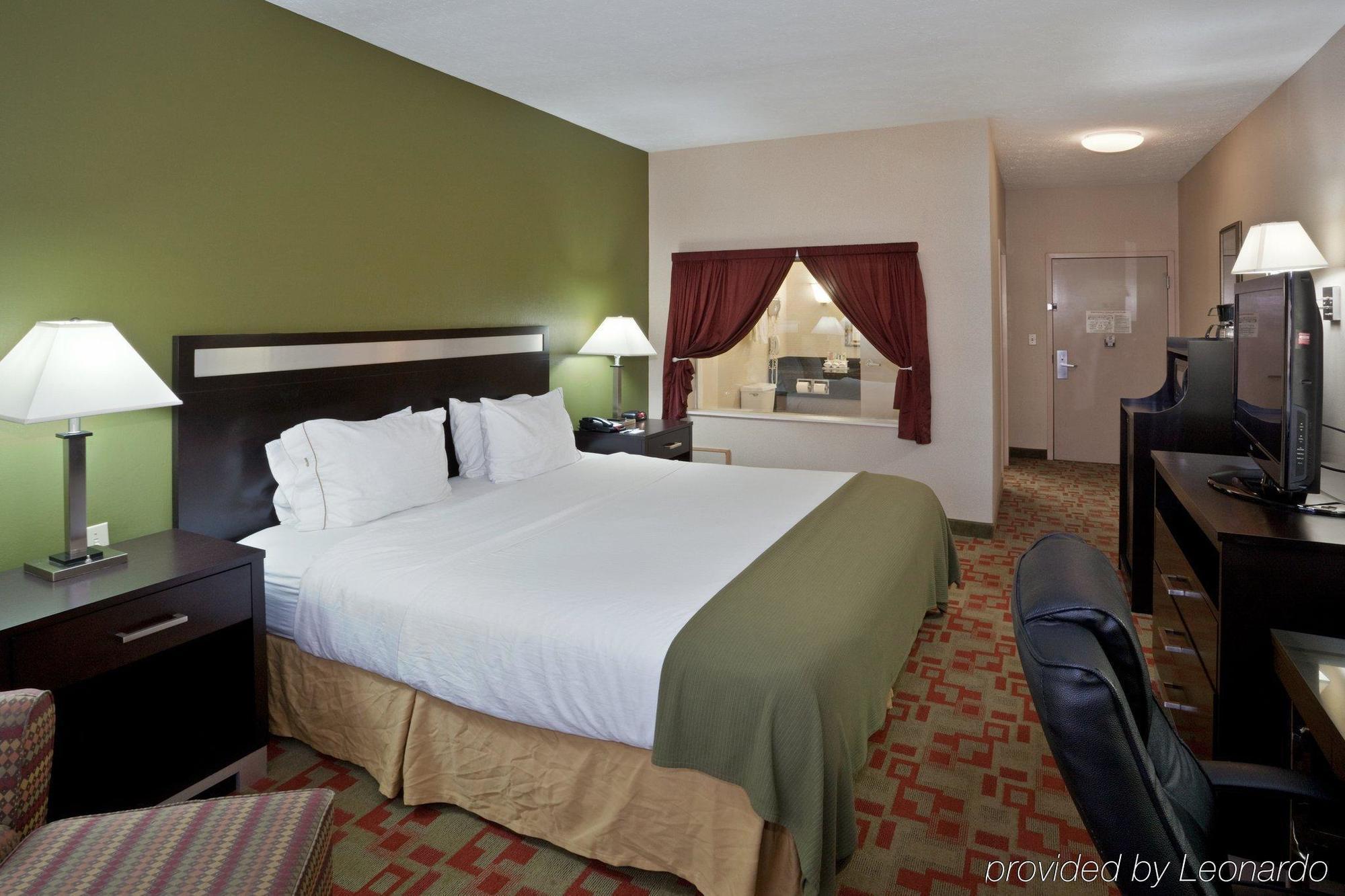 Hotel Express Cleveland Airport - By Ihg